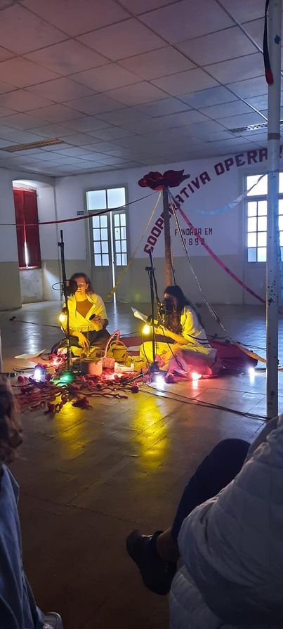 Duas atrizes no espaço cénico