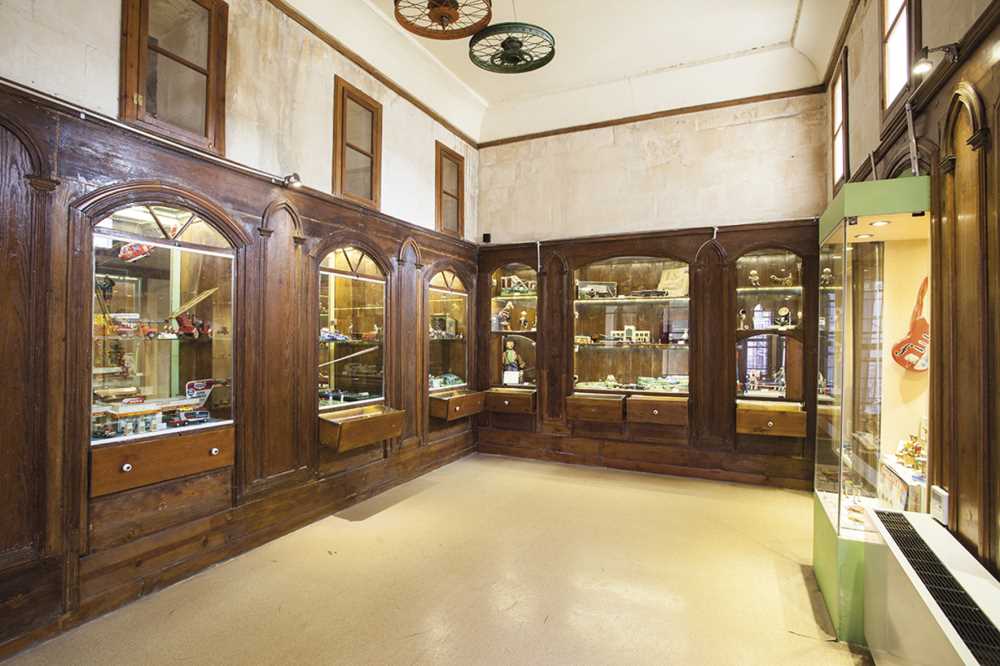 A view of the exhibition halls. The original style of the room was protected during the rennovation.